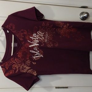 Graphic T-shirt V neck short sleeve.